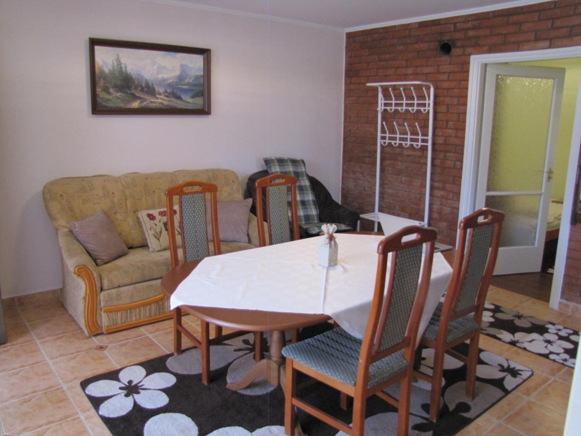 Gyoengyhaz Nyaralo Holiday home *